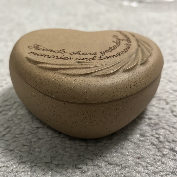 Beautiful Small Heart Treasure Box - Picture 4 of 5